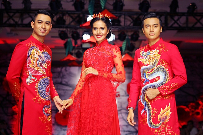 Xen kẽ là những chiếc áo dài cưới cách tân được đính ren trên nền vải trong suốt với hoa ren nổi với những kiểu áo được cắt cúp khung gọng tạo dáng cho người mặc.