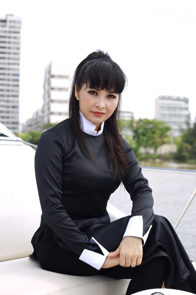 Giọng hát đầy nội lực, bề dầy kinh nghiệm sân khấu, giọng ca đất Mỏ ngày tạo một dấu ấn lớn với showbiz Sài Gòn. 
