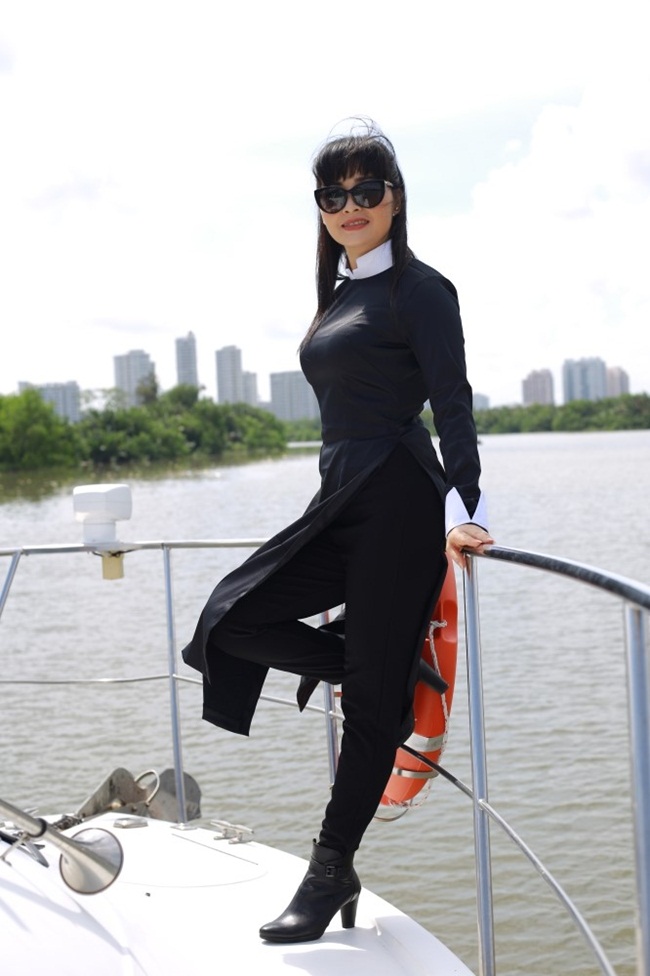 Chính vì thế cô sắp xếp công việc riêng để đồng hành cùng các thi sinh đội cô trong suốt 15 tuần. 
