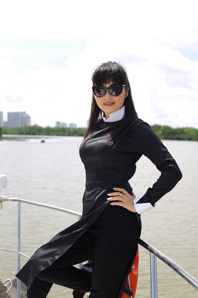 Trang Nhung cho biết, lần đầu tiên ngồi ghế nóng khiến cho cô rất áp lực, bởi việc hướng dẫn một đội 5 thành viên đêu là ca sĩ, diễn viên chuyên nghiệp không phải chuyện đơn giản.