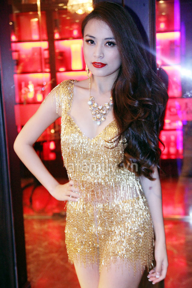 Năm 2006, Hoàng Thùy Linh thi đỗ thủ khoa lớp Đạo diễn truyền hình - Đại học Sân khấu Điện ảnh và tiếp tục theo học tại đây.  Năm 2007, do có ''gương mặt xinh xắn và vốn diễn 'kha khá' trong điện ảnh'', Hoàng Thùy Linh được chọn vài vai chính Vàng Anh trong phần 2 chương trình truyền hình tương tác Nhật ký Vàng Anh vốn được nhiều người trong giới trẻ hâm mộ.