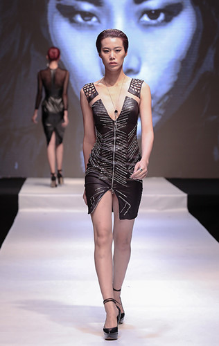 Đến với Vietnam’s Next Top Model mùa thứ 7, cô gái Trịnh Thu Hường đã là một người mẫu có kinh nghiệm khi xuất hiện trong nhiều show thời trang nổi tiếng trong nước, đặc biệt là 2 lần xuất hiện trên sàn catwalk danh giá của sự kiện thời trang hàng đầu Việt Nam – Vietnam International Fashion Week 2015, 2016