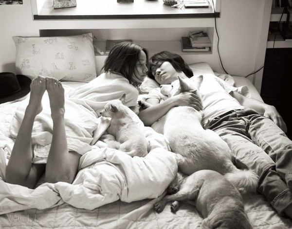 Lee Hyori cho biết rất nhiều trang tin tức của Hàn Quốc đã đưa tin về cuộc sống giản đơn của Lee Hyori. Chính vì vậy, fan của cô cùng người dân tò mò xung quanh đã tìm đến đây, khiến cuộc sống của nữ ca sĩ cùng chồng bị đảo lộn.