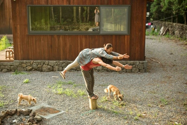 Hàng ngày họ bắt đầu ngày mới với những bài tập yoga cùng nhau.