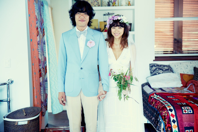 Lee Hyori từng được bình chọn là nữ hoàng gợi cảm nhất KPop. Không chỉ được ngưỡng mộ về nhan sắc, tài năng mà cô còn được fan khắp thế giới yêu mến ở cách sống. Tháng 9/2013, nữ hoàng sexy nhất Kpop gây choáng váng khi kết hôn với nhạc sĩ, ca sĩ Lee Sang Soon. Tuy nhiên, hình thức của chàng nghệ sĩ này khiến nhiều fan thất vọng.