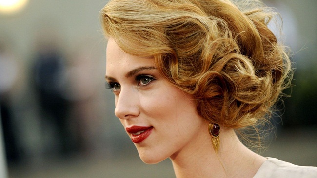 Scarlett I. Johansson sinh ngày 22 tháng 11 năm 1984 là một nữ diễn viên, ca sĩ người Mỹ có mang dòng máu Đan Mạch và Thụy Điển