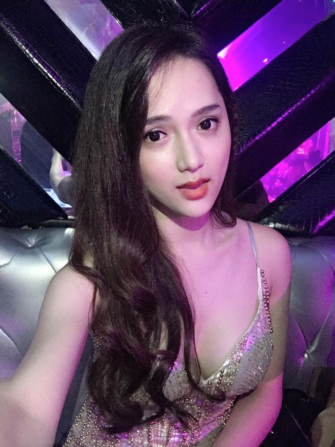 Trong loạt ảnh xuất hiện trên trang báo quốc tế của cô như một lời định vị và khẳng định nhan sắc của chính mình. Ngập tràn lời khen cho vẻ đẹp gợi cảm đầy sức hút đưa mỹ nhân chuyển giới Hương Giang như một lời khẳng định của “Mỹ nhân chuyển giới đẹp nhất Việt Nam”.   