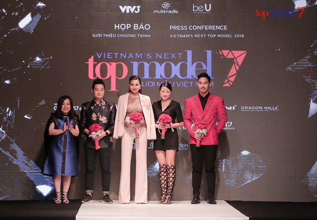 Nhiếp ảnh gia Samuel Hoàng cũng cùng gu đen toàn tập trong trang phục của thương hiệu I Hate Fashion. 