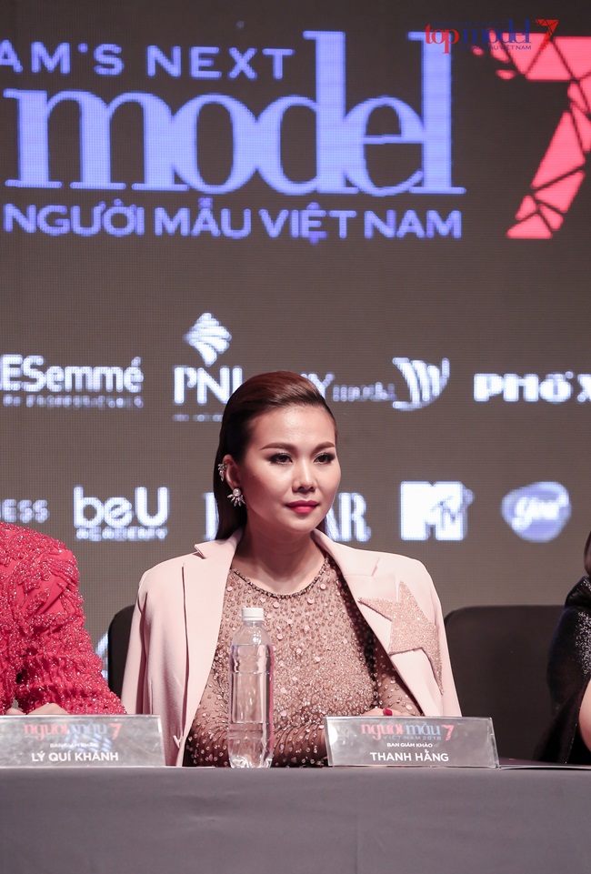 Host - siêu mẫu Thanh Hằng thanh lịch và ngọt ngào trong bộ suit màu hồng phấn, tôn lên dáng vóc hoàn hảo của một siêu mẫu hàng đầu Việt Nam.