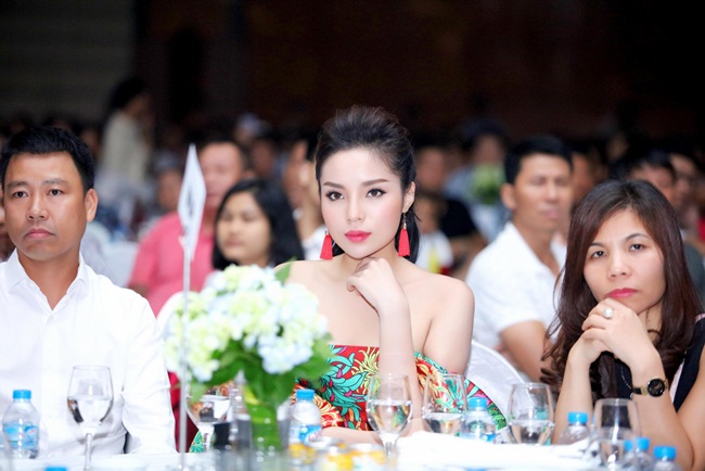 Tối 30/6, Hoa hậu Kỳ Duyên đến tham dự sự kiện ra mắt sản phẩm của một nhãn hàng tại Hà Nội. Diện chiếc đầm trễ vai thuộc bộ sưu tập mới nhất của Đỗ Mạnh Cường, người đẹp trở thành tâm điểm giữa hàng chục ống kính của giới truyền thông. Cô nhanh chóng tạo dáng chụp ảnh, khoe bờ vai trần gợi cảm rồi tiến vào khán phòng, thân thiện chụp ảnh cùng người hâm mộ. Đi cùng cô đến sự kiện là mẹ. 