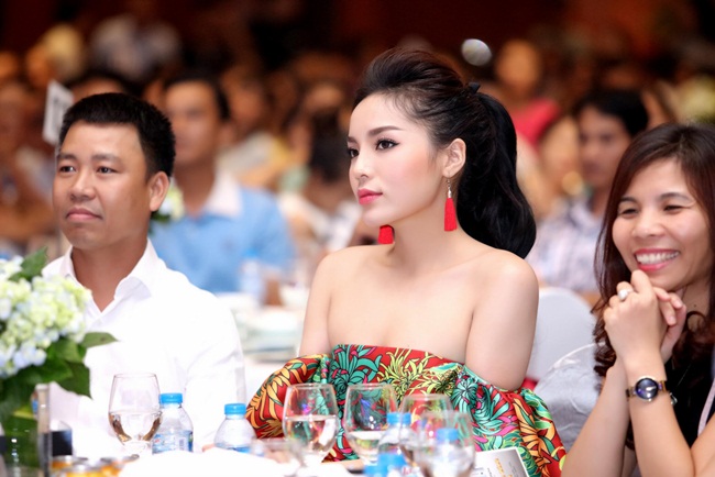 Trước đó, cô và mẹ đã cùng sang nước ngoài để thư giãn sau thời gian tập trung cho việc học và thực hiện các dự án, công tác xã hội sau đăng quang. Lịch trình các điểm đến đều được Hoa hậu cập nhật liên tục trên trang cá nhân. Nhiều bức ảnh chụp cùng mẹ tại các thắng cảnh nổi tiếng tại Pháp của mỹ nhân đại học Ngoại thương thu hút hàng chục ngàn lượt yêu thích và chia sẻ trên mạng xã hội. 