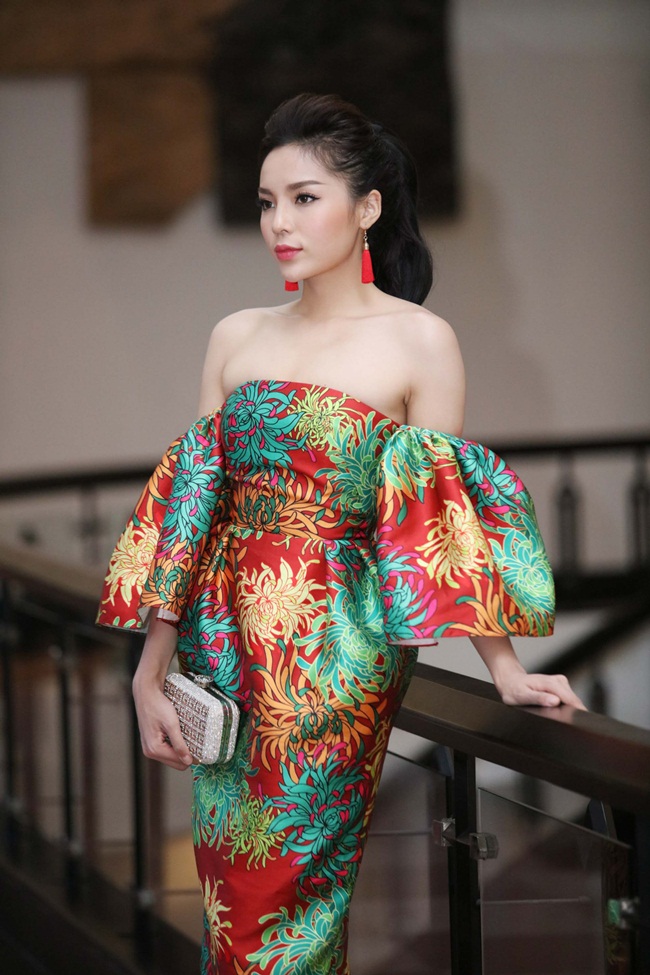 Gần đây, Kỳ Duyên liên tục tạo thiện cảm nhờ gu thời trang tối giản nhưng không kém phần tinh tế, giúp cô khoe được những điểm mạnh trên cơ thể. Những bộ cánh dạo phố của người đẹp gốc Nam Định liên tục nằm trong danh sách trang phục đẹp của tuần. 