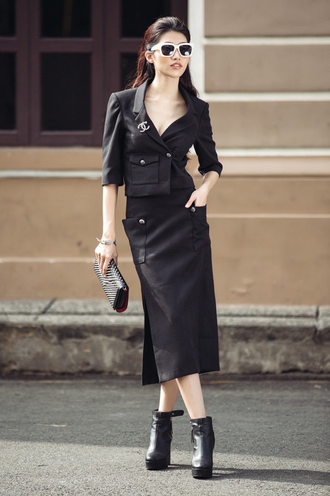 Người đẹp Đà Lạt thường chọn trang phục theo các tiêu chí: hợp xu hướng, đúng sự kiện và không tốn nhiều thời gian. Vì thế, Quỳnh Châu ưu ái trang phục tông đen bởi ưu điểm dễ phối hợp và phù hợp với nhiều sự kiện.