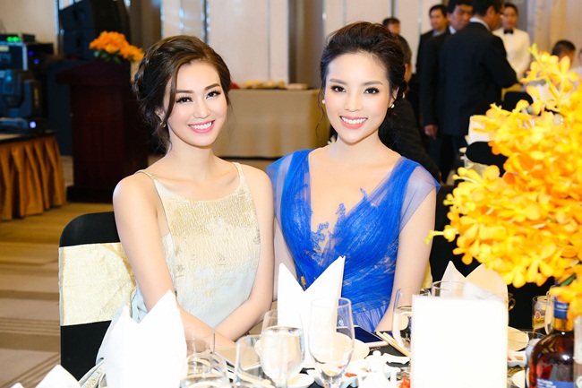  Không chỉ vậy, cô còn tự tin đại diện cho nhan sắc Việt đứng chung sân khấu cùng Hoa hậu Pháp -Flora Coquerel.