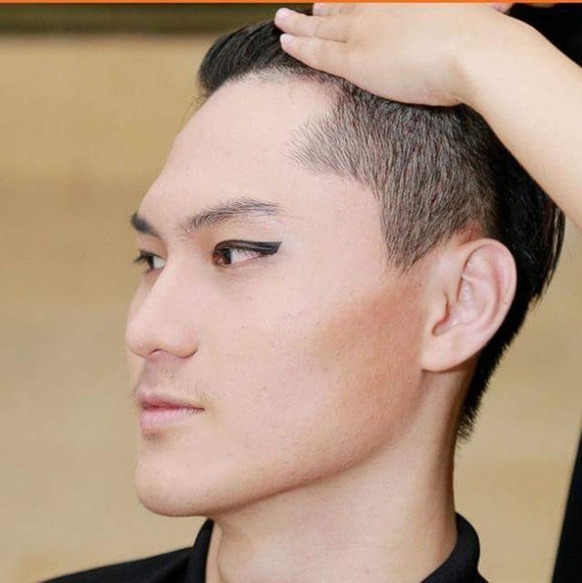 Để giữ được vóc dáng chuẩn như vậy, Huy Dương chia sẻ anh đã chịu khó tập luyện thể thao rất nhiều để thực hiện đam mê nghề mẫu. 