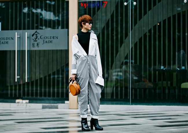 Từ ngày top 24 thí sinh bước vào vòng bán kết của Vietnam’s Next Top Model chính thức lộ diện, người hâm mộ chương trình lại có dịp được bàn tán, bình luận về chất lượng các thí sinh. Đặc biệt với mùa thi năm nay khi mọi tiêu chí người mẫu đều được phá bỏ, sự  tò mò lại càng tăng gấp bội khi chỉ với chiều cao nấm lùn hay những vòng eo còn ngấn mỡ, khả năng vào sâu vòng trong của các thí sinh này là bao nhiêu phần trăm? 