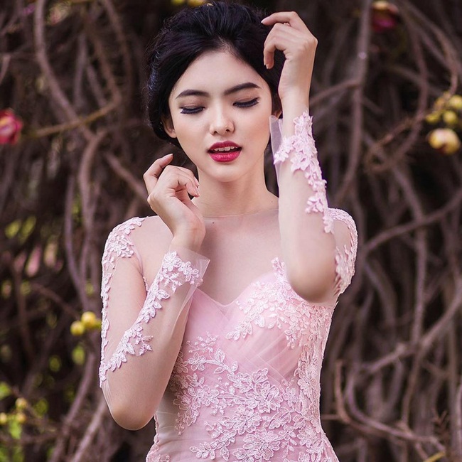 Cô gái trẻ luôn muốn chăm sóc cho mọi người và rất sợ cảm giác khiến cho người khác bị tổn thương. Tự tạo cho mình một vỏ bọc mạnh mẽ nhưng khi nhắc về Đăng ký và nhận 60K 24 bao lì xì miễn phí mỗi ngày thì Thiếu Lan rất khó có thể kiềm chế được nước mắt. 