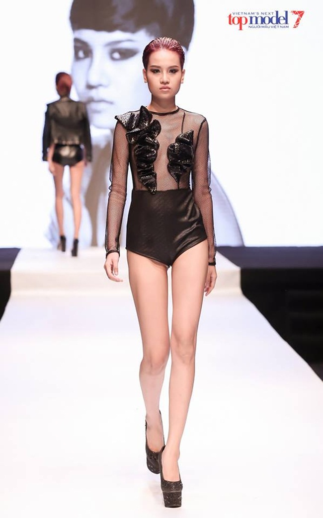 Để tham gia Vietnam’s Next Top Model 2016, Thùy Trâm đã quyết định cắt đi mái tóc dài nữ tính của mình thành mái đầu tém tomboy cực kì tôn những đường nét đẹp trên khuôn mặt mình. “Bố mẹ cho ta nụ cười thì ngại gì mà không mang lại niềm vui” - Thùy Trâm tham dự cuộc thi với sự quyết tâm cao và tinh thần thẳng thắn không ngại ngần. 