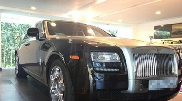 Đặc biệt,  Nữ ca sĩ có một thời gian dài sử dụng chiếc Roll Royce Ghost trị giá hơn 10 tỷ đồng để dùng làm phương tiện đi lại. Sự độc đáo và hoành tráng của dòng xe thượng lưu này càng làm nổi bật hơn sự xuất hiện của Hồ Ngọc Hà ở bất cứ đâu.