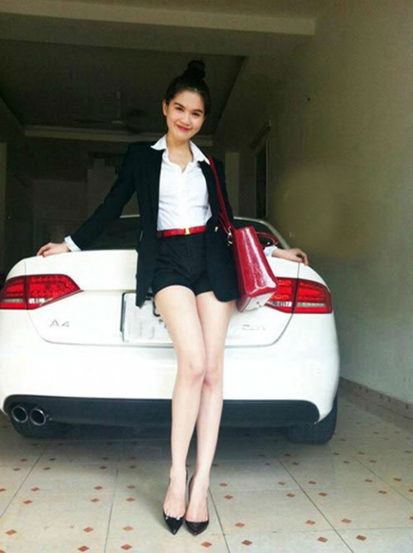 Ngọc Trinh không thể thiếu vắng trong danh sách này. Chiếc xe hơi đầu tay mà Ngọc Trinh sở hữu chính là chiếc Audi A4 với giá khoảng 1,5 tỷ đồng.