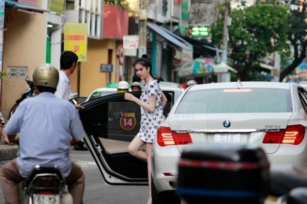 Trong năm 2014, cô thường xuyên xuất hiện bên chiếc BMW 750 Li có giá khoảng hơn 4 tỷ đồng của mình