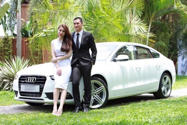Thủy Tiên – Công Vinh rạng rỡ bên chiếc Audi A5 Sportback khoảng 2,3 tỷ đồng. 
