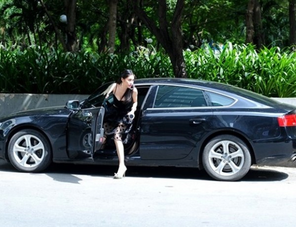 Thủy Tiên cũng nhiều lần tự mình lái chiếc xe sang chảnh Audi A5 Sportback 2.0 TFSI quattro hơn 2 tỷ đi sự kiện.