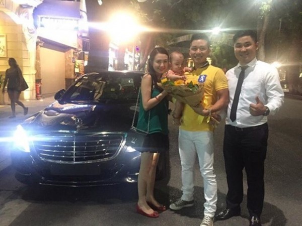 Chiếc xe nam ca sĩ mới mua là Mercedes S 400 có giá khoảng 3,6 tỷ đồng. Đây là dòng xe hơi hạng sang mà khá nhiều sao Việt tin dùng.