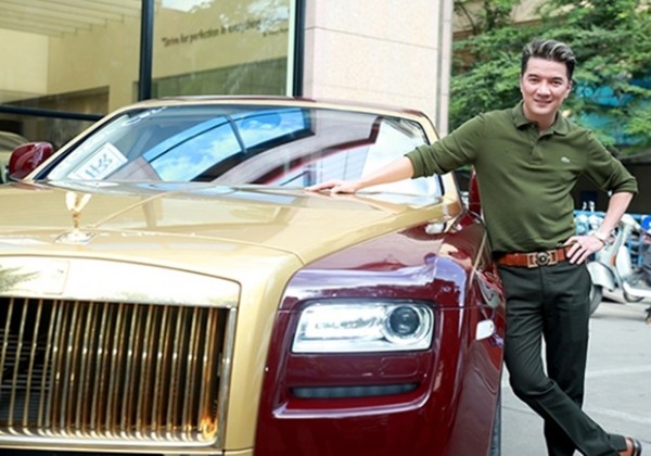 Đặc biệt là chiếc siêu xe dát vàng thuộc dòng xe Roll Royce 40 tỷ. Các bộ phận của xe như tay cầm, khung xe... đều được mạ.