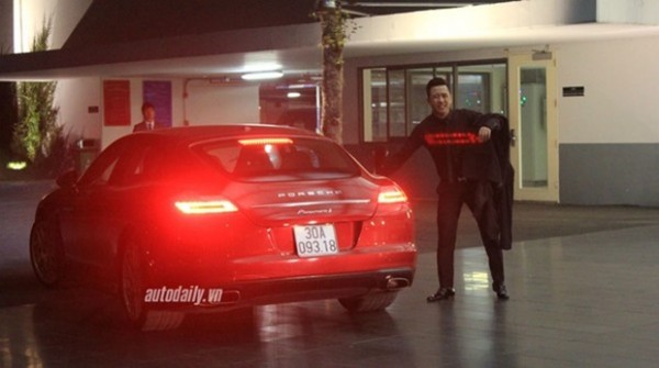 Bên cạnh đó, Tuấn Hưng và vợ anh cũng thường xuyên chạy chiếc xe Porsche Panamera có giá lên tới gần 10 tỷ đồng.
