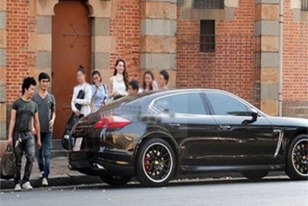 Hồ Ngọc Hà tiếp tục có một chiếc siêu xe khác nằm ở vị trí top xe khủng là siêu phẩm Porsche Panamera Turbo với giá trị hơn 10 tỷ đồng.