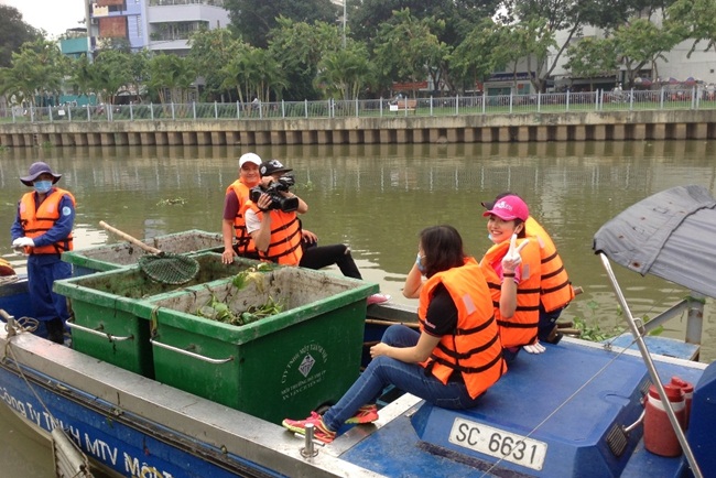 MC Trấn Thành cũng cho rằng Kiều Vỹ là thí sinh hiếm hoi đưa được sự hài hước thông qua video hành trình. Anh không ngừng ngại bày tỏ sự yêu mến, sẵn sàng dành tặng “triệu likes”, lập “Hội người yêu mến” hay chạy vội lên sân khấu thể hiện tình cảm một cách đáng yêu với Kiều Vỹ. 