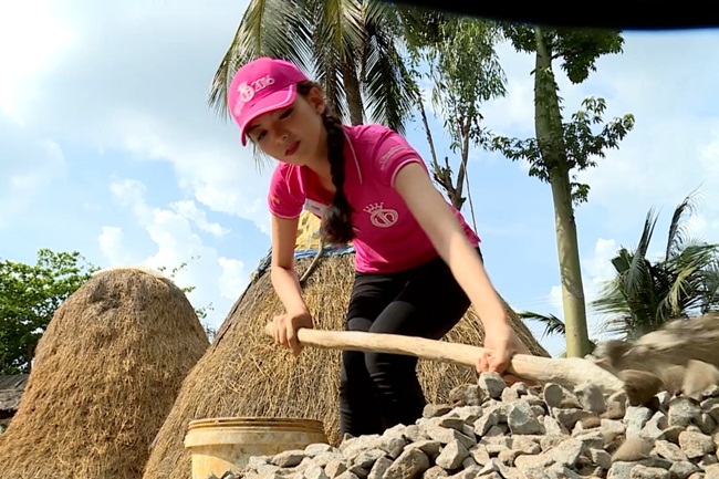 Theo chân Thu Thảo đến xã Quế Điền, huyện Thạnh Phú, tỉnh Bến Tre, khán giả mới thấy được cuộc sống còn đầy những vất vả mưu sinh và bươn chải chăm lo cho miếng ăn mỗi ngày. 
