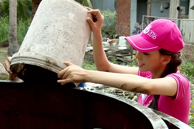 Thế nhưng, đến cả nhu cầu cơ bản nhất là sử dụng nước sạch thì người dân nơi đây vẫn chưa được đáp ứng. Thiếu nước nấu ăn, thiếu nước sinh hoạt nên người dân phải đi gánh nước từ rất xa. Với sự nỗ lực và quyết tâm, người đẹp miền Nam mang đến bể chứa nước ngọt cho hơn 58 hộ dân tại xã Quế Điền. Hình ảnh Thu Thảo cuốc đất và cùng người dân trộn nguyên vật liệu khiến cho công việc của cô thêm phần giá trị và ấm áp tình người.
