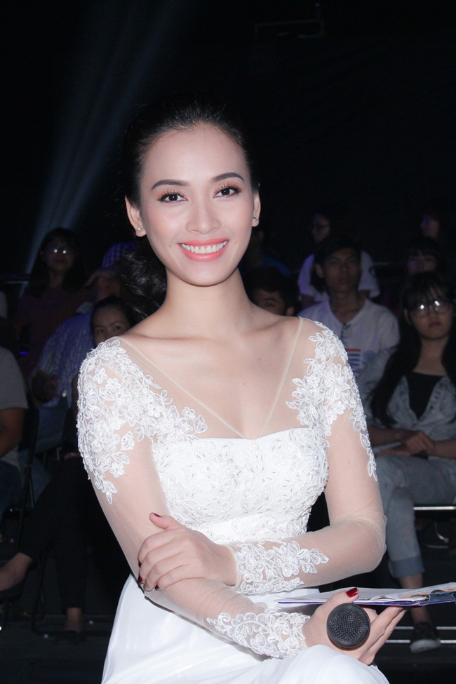 Ca sĩ Ái Phương làm MC của chương trình.