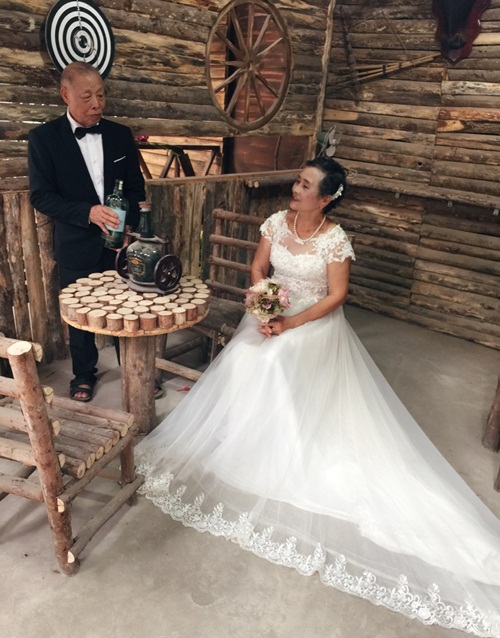 Được sự ủng hộ của cháu gái, hai cụ đã thực hiện bộ ảnh này là kỷ niệm. Đã 50 năm bên nhau, đã làm ông bà và lên chức cụ nhưng 2 ông bà vẫn ngọt ngào và trẻ trung như vậy.