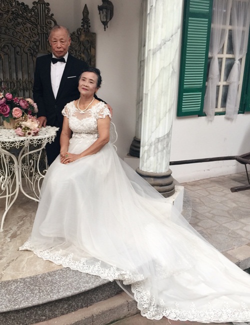 Được biết hai cụ đã cùng nhau đi du lịch hết miền nam, miền trung vào năm ngoái. Và sau khi thực hiện bộ ảnh để đời này, hai cụ đã cùng nhau đi hưởng tuần trăng mật ở Thái Lan.