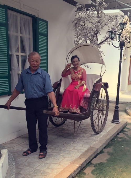 ''Bát đũa với nhau còn mẻ nói gì đến người. Chúng tôi cũng không tránh được những khi cãi nhau, nhưng lúc nào ông ấy cũng nhường nhịn tôi, chỉ giận nhau một lúc là lại vui vẻ. Thời gian trôi qua nhanh, thấm thoát đã 50 năm mà tôi cảm thấy tình cảm của ông ấy dành cho mình vẫn như những ngày đầu''- cụ bà chia sẻ.
