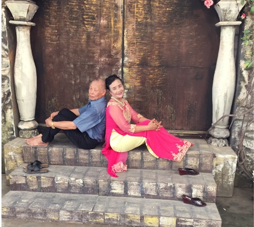 Được biết hai cụ có 5 người con đều đã thành đạt và sinh sống ở thành phố nhưng hai cụ vẫn ở quê hương vì yêu làng xóm, bạn bè.