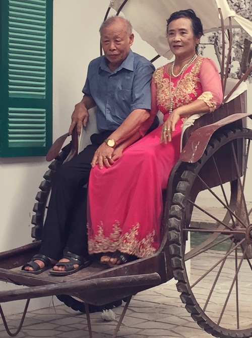 Ngắm thêm những hình ảnh trong bộ ảnh của hai ông bà.