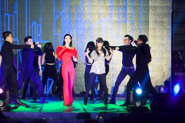 Phần trình diễn của Đông Nhi, Noo Phước Thịnh, Trọng Hiếu, Hòa Minzy… đã thực sự gây “bão” trên quảng trường phố đi bộ Nguyễn Huệ với hàng chục ngàn người theo dõi. 