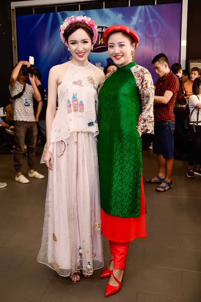 Một điều đặc biệt, trong đêm liveshow tối qua, thí sinh Thiên Tùng- em trai Thảo My bất ngờ được nữ giám khảo Văn Mai Hương tặng quà sinh nhật ngay trên sân khấu.