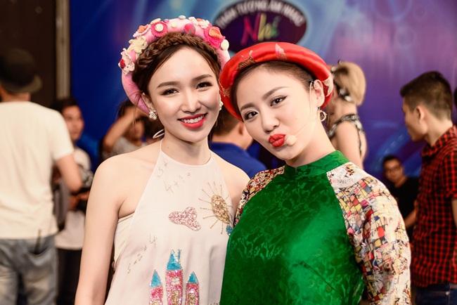 Hai người đẹp đọ sắc trong trang phục Cô Tấm.