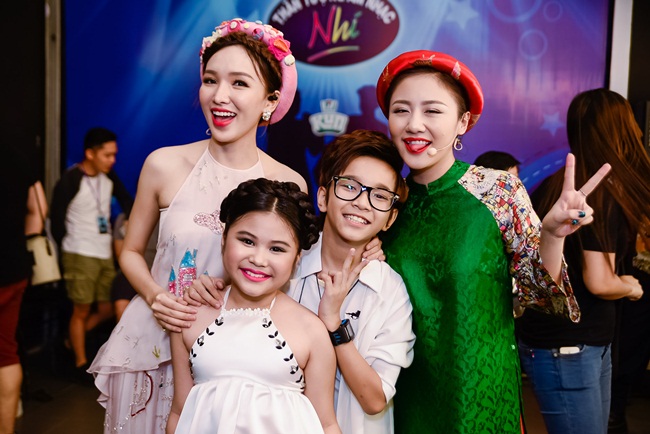 Giám khảo Tóc Tiên nhận xét, “nút tự tin” đã được Thiên Tùng bật lên và với sự tự tin này, em có thể toả sáng dù có hát dòng nhạc sở trường của mình hay không. 