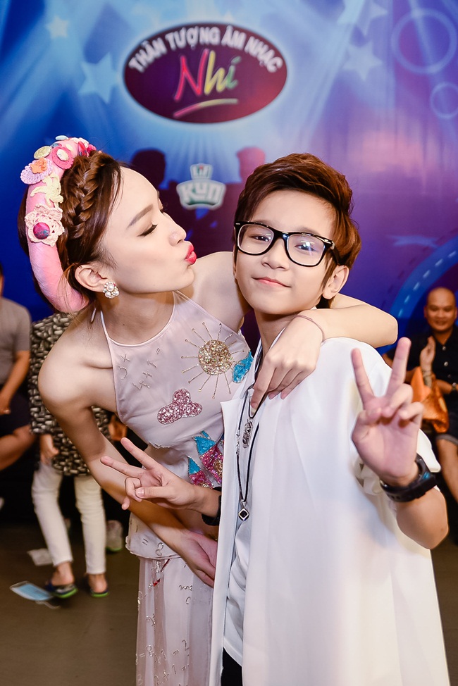 Dẫn chương trình cho các em nhỏ, Thảo My cho biết, ngoài phần chuẩn bị kịch bản thân thiện với các em, cô còn lựa chọn những bộ trang phục sao cho thật gần gũi với các thí sinh nhí.