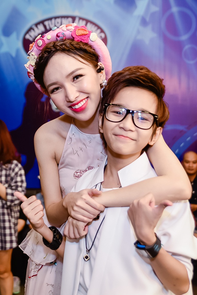 Dẫn chương trình cho các em nhỏ, Thảo My cho biết, ngoài phần chuẩn bị kịch bản thân thiện với các em, cô còn lựa chọn những bộ trang phục sao cho thật gần gũi với các thí sinh nhí.