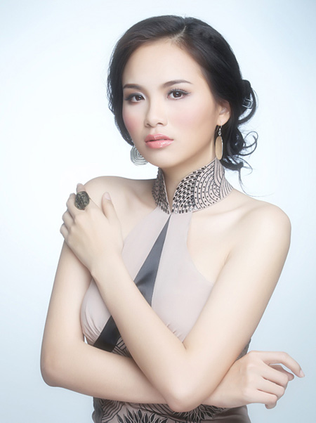 Những scandal như nói dối về trình độ học vấn, lộ bảng điểm xấu tiếp tục được đào bới và cho đến nay người ta chỉ biết đến Diễm Hương qua các scandal 