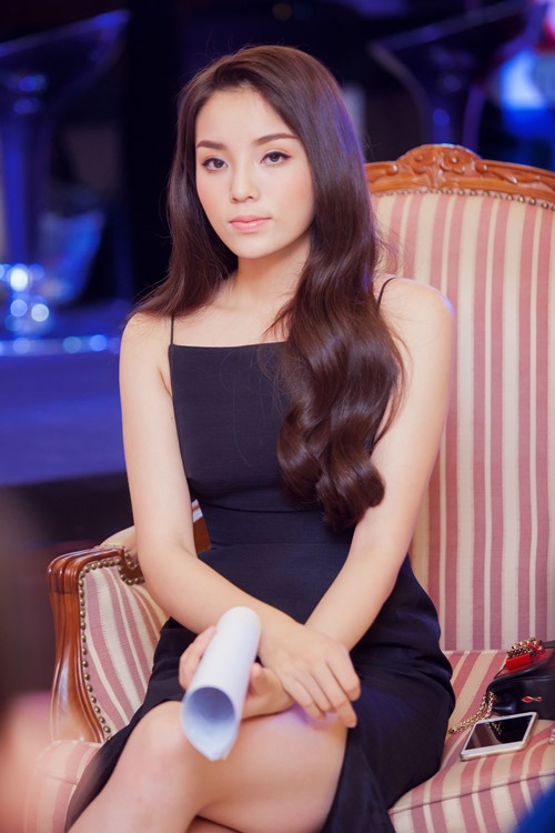 Sau đó là liên tiếp những lần xuất hiện như 'mơ ngủ' của cô nàng với biểu cảm, thần thái không tốt.
