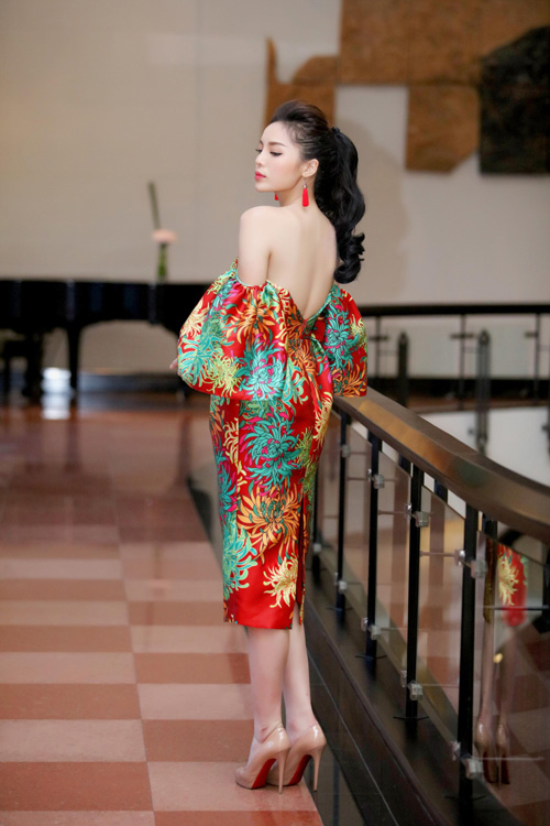 Cô nàng buông lơi vai trần dự sự kiện.