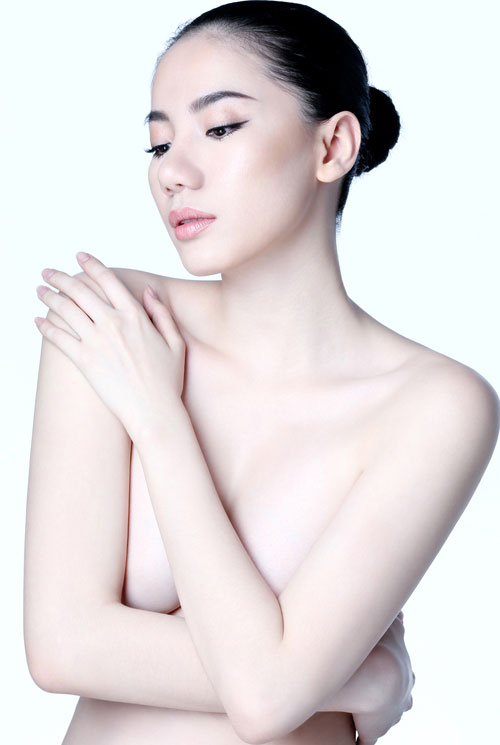 Khi trở về nước, Chung Thục Quyên lập tức “được” báo giới trao cho “danh hiệu” “Người đẹp nói dối” khi một loạt các bằng chứng chứng minh cho việc cô không hề đạt được các danh hiệu như cô đã nói.